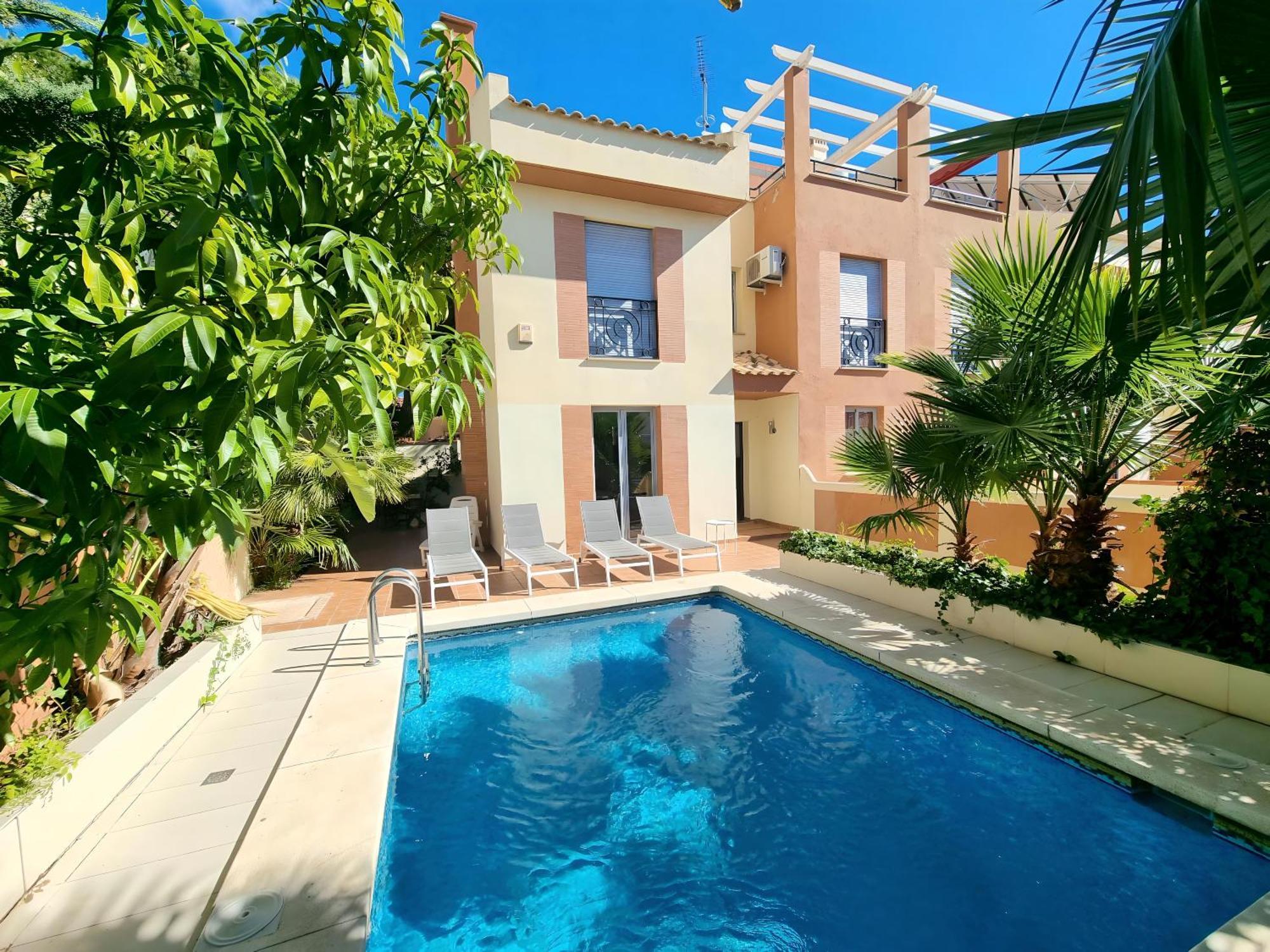 Stunning With Outdoor Swimmingpool, 4 Bedrooms And Wifi Сasa de vacaciones